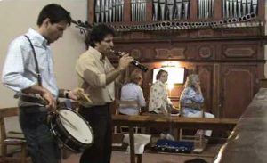 El músico de dulzaina castellana Luis Ángel Fernández acompañado al tambor de Noé Plaza.