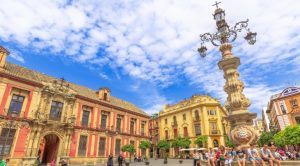 Fuente-farola de la Plaza Virgen de los Reyes en Sevilla, la ciudad en la que pasó su vida adulta la cantante Gracia Montes.