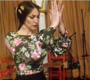Mujer haciendo palmas del flamenco.