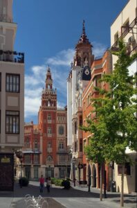 Plaza de la Soledad y la Giralda en Badajoz, la ciudad natal de Rosa Morena.