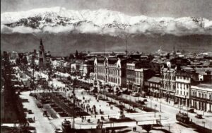 La Avenida conocida con el nombre de Alameda en Santiago de Chile.