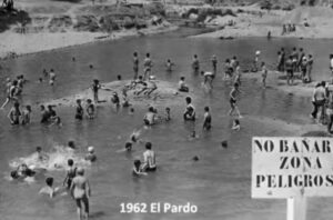 Madrileños bañándose en el Río Manzanares en 1962.