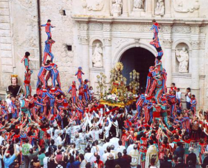 Imagen de la fiesta de la Mare de Deu de la Salut de Algemesí usada para ilustrar una interpretación de la Banda Sinfónica de Algemesí.