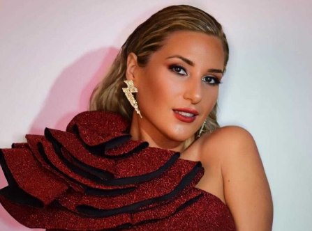 La cantante Laura Gallego en una imagen usada para ilustrar su interpretación de la copla Capote de grana y oro.