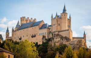 Alcázar de Segovia en una imagen usada para ilustrar la letra de la canción titulada Y a mis horas felices, de la zarzuela La del Soto del Parral.