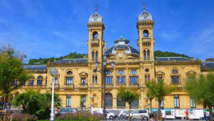 El ayuntamiento de San Sebastián, la ciudad del grupo musical Los Xey, que cantan Golondrina mensajera.
