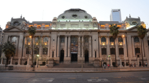 La Biblioteca Nacional de Santiago de Chile, la ciudad natal de Victoria Mus, autora de la canción Baila para mí.