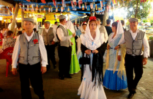 Imagen de chulapos y chulapas madrileñas en plan ¿Dónde vas con mantón de Manila?