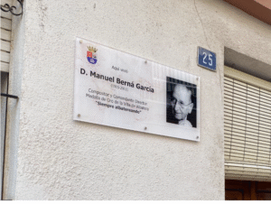 Placa en honor del compositor de Albatera Manuel Berná García en una imagen usada para ilustrar la interpretación de un pasodoble suyo por la Unión Musical La Aurora de Albatera.