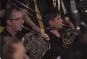 Sergio Serna Pont tocando la trompa junto a su hijo con la banda de la Unión Musical La Aurora de Albatera.