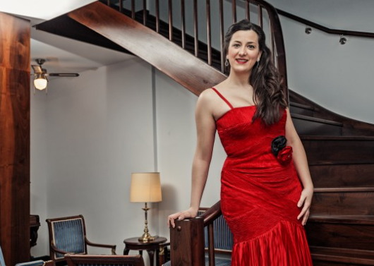 La soprano donostierra Miren Urbieta en una imagen usada para ilustrar su interpretación de la romanza titulada Cuando está tan hondo.