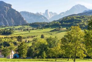Casas del pueblo de Bulnes en la región española de Asturias, la tierra de la canción Asturias patria querida.