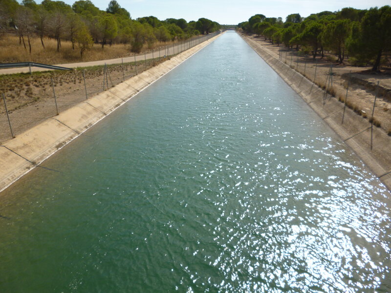 Canal Tajo-Segura a su paso por el pueblecito manchego de Fuensanta en una imagen usada para ilustrar la marcha titulada La muerte no es el final.