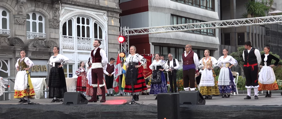 Imagen del vallisoletano Grupo de Coros y Danzas de Castiella en una actuación en Vigo.