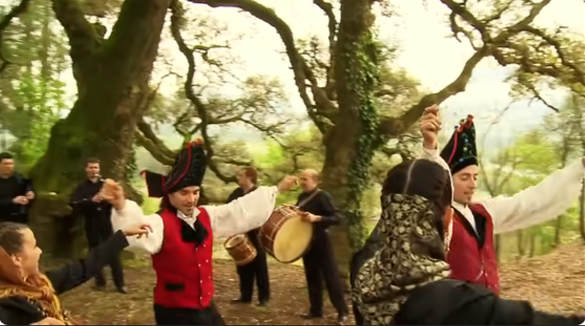 Baile en una muiñeira interpretada por el grupo Noitarega.