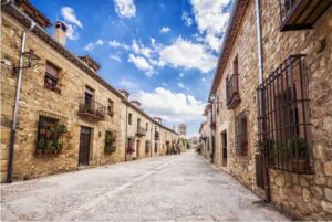 Calle del pueblo segoviano de Pedrada en una imagen usada para ilustar la Jota del Mester.