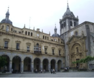 Plaza de Gudarien de la localidad guipuzcoana de Hernani, el pueblo natal del autor de la marcha titulada La muerte no es el final: Cesáreo Gabaráin Azurmendi.