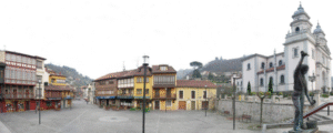 Plaza de Requejo de la localidad asturiana de Mieres. Con la iglesia de San Juan Bautista y el Monumento al Escanciador.