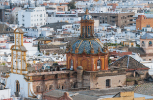 Parroquia de Santa Cruz en el barrio Sevillano de Santa Cruz en una imagen usada para ilustrar la canción de Antonio Molina Dos cruces.