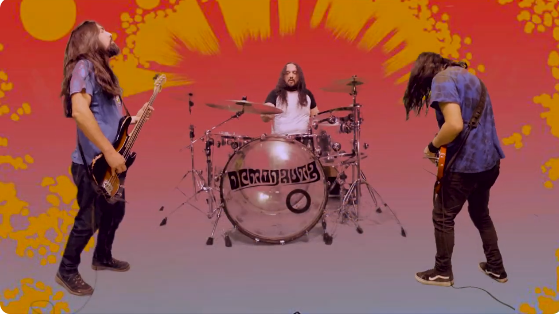 El grupo chileno de stoner metal Demonauta en una actuación. Imagen usada para ilustrar la letra de su canción titulada Del viento.