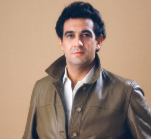El tenor Plácido Domingo en una imagen usada para ilustrar su interpretación de la canción Caballero de Gracia me llaman.