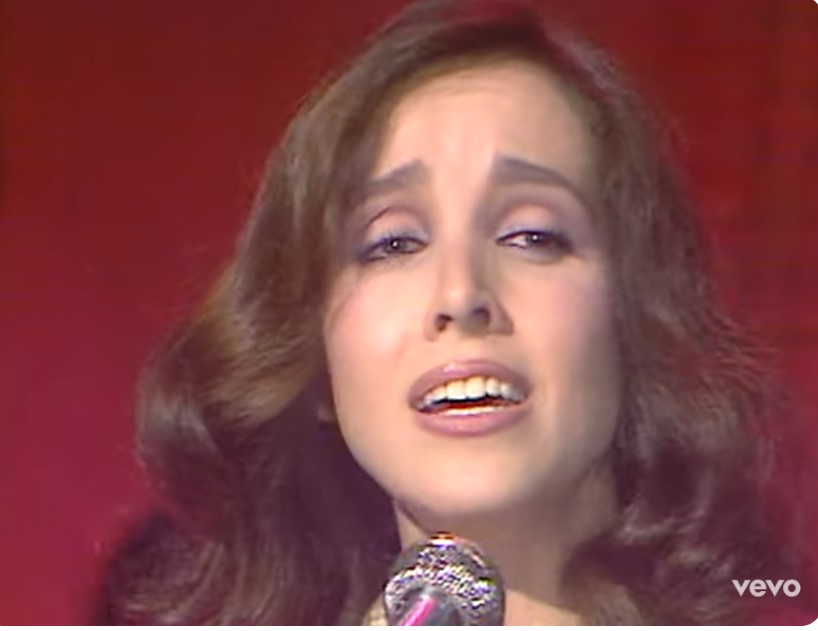 Ana Belén canta Son las mujeres de Babilonia