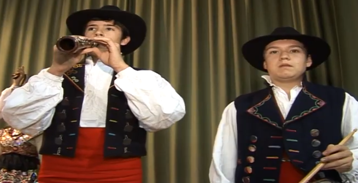 Dulzainero y tamborilero tocando el zamorano Bolero de Algodre.
