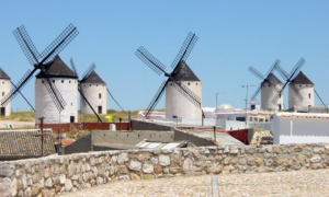 Molinos de viento de la localidad manchega de Campo de Criptana, en una entrada de blog dedicada a la canción de Sara Montiel titulada Maniquí parisién.