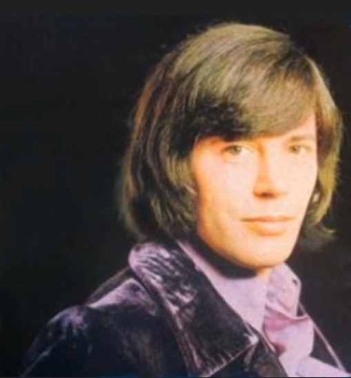 El cantante Tony Ronald, autor e intérprete de las canciones Dejaré la llave en mi puerta (1977), Help, ayúdame (1971) y El amor como el viento (1972).