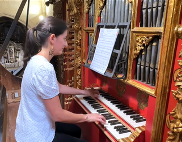 Interpretación de la organista Anne-Isabelle de Parcevaux de una pieza anónima del barroco español en la catedral de Orihuela en 2025.