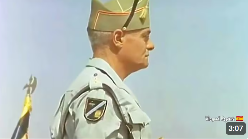Oficial de la legión española en carátula de vídeo con desfiles de los cuatro tercios de la legión.